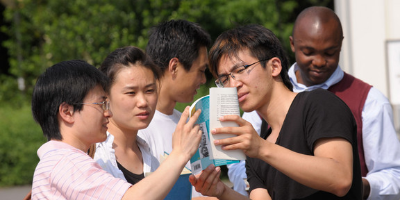 Internationale Studierende unterhalten sich.