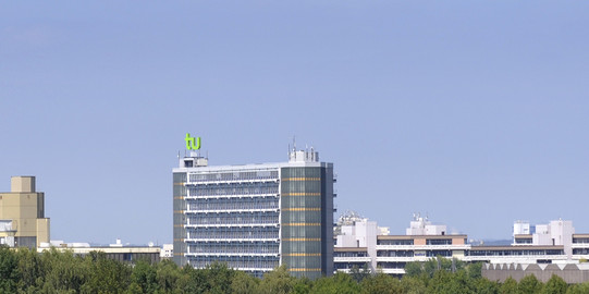 Panorama Campus Nord mit Mathetower und blauem Himmel