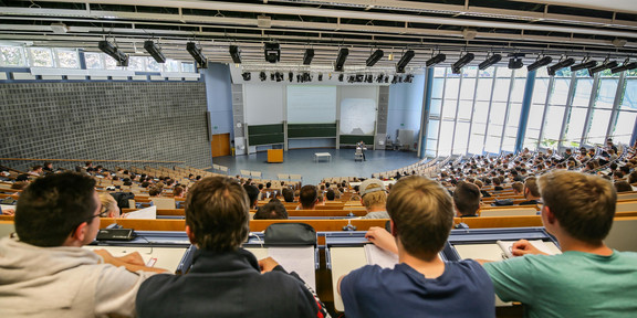 Studierende sitzen in einer Vorlesung im Audimax.